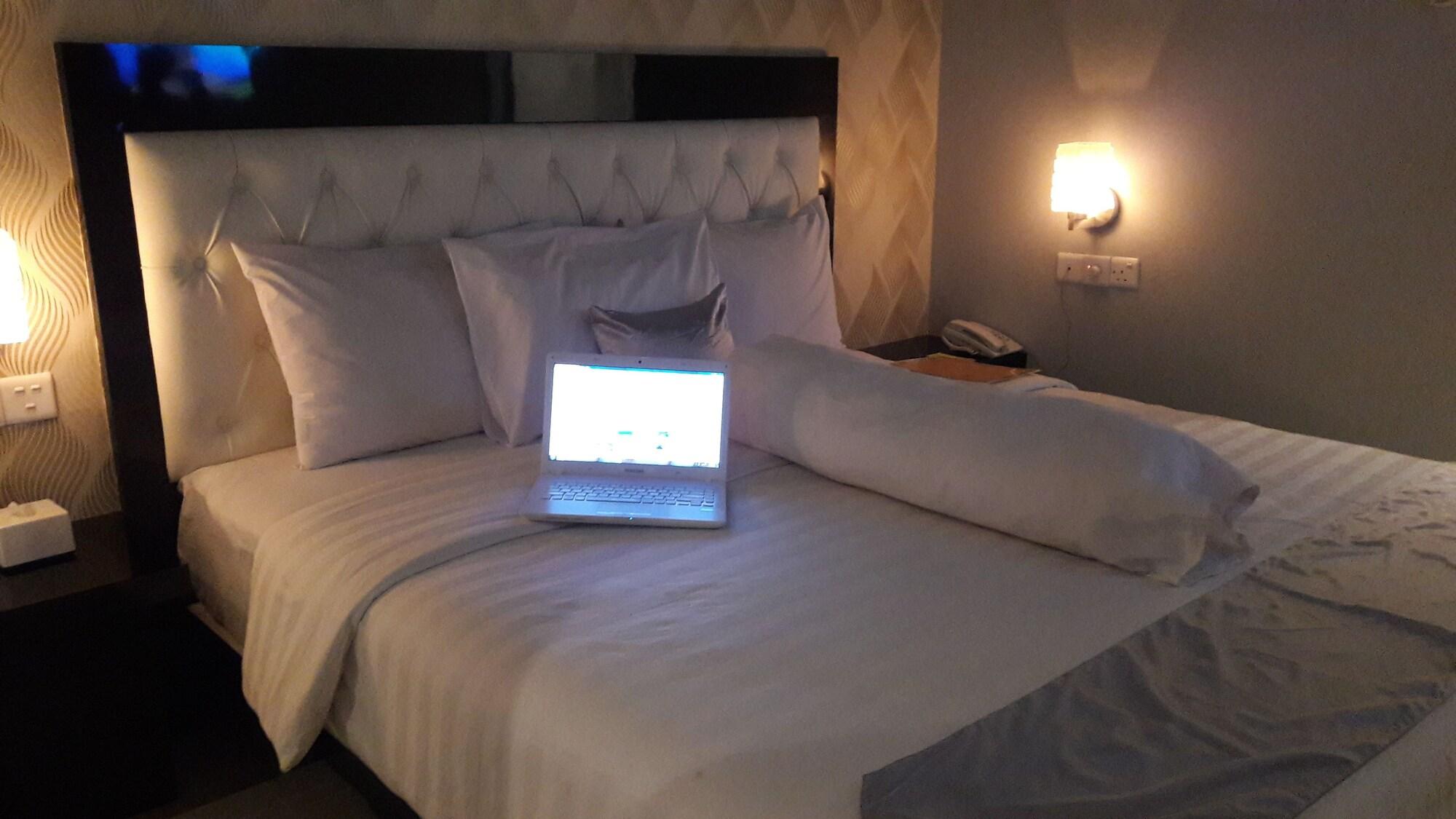 Kaliban Hotel Batam Экстерьер фото