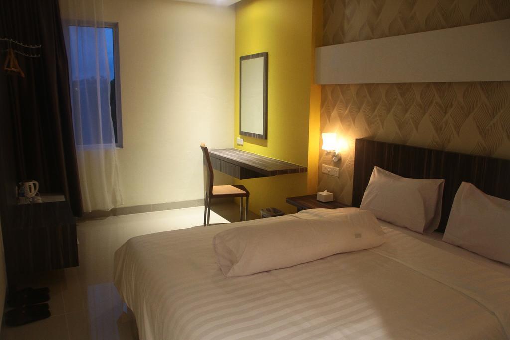 Kaliban Hotel Batam Экстерьер фото
