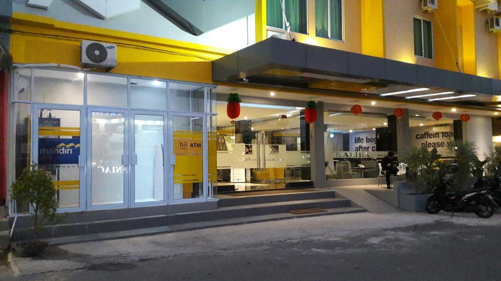 Kaliban Hotel Batam Экстерьер фото